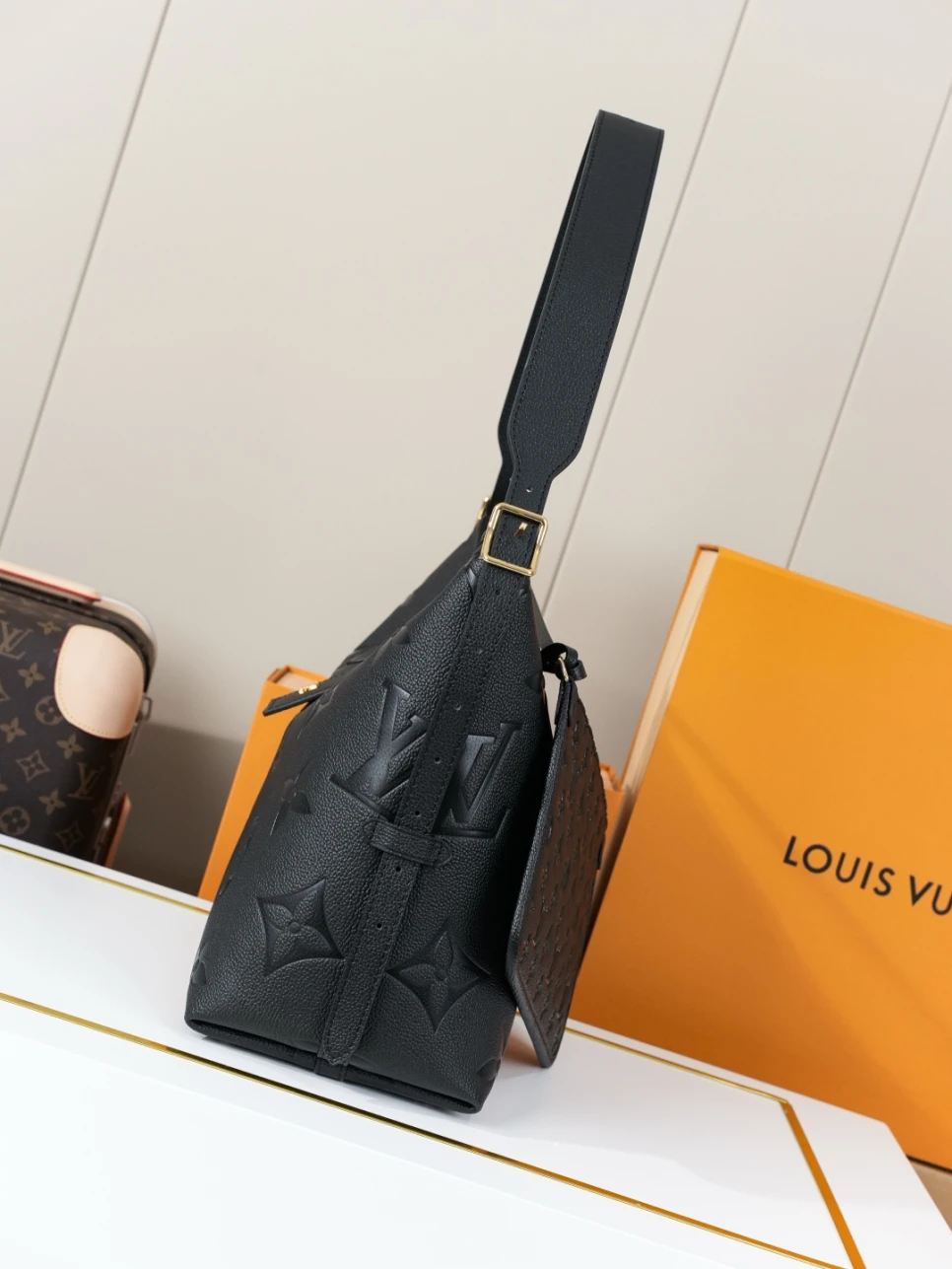 louis-vuitton-lv-carryall-mm-black thumbnail 5