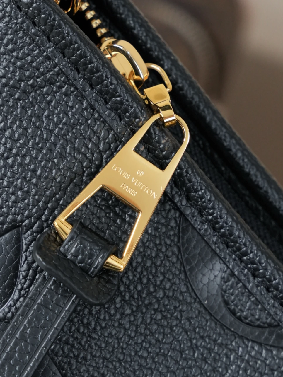 louis-vuitton-lv-carryall-mm-black thumbnail 9