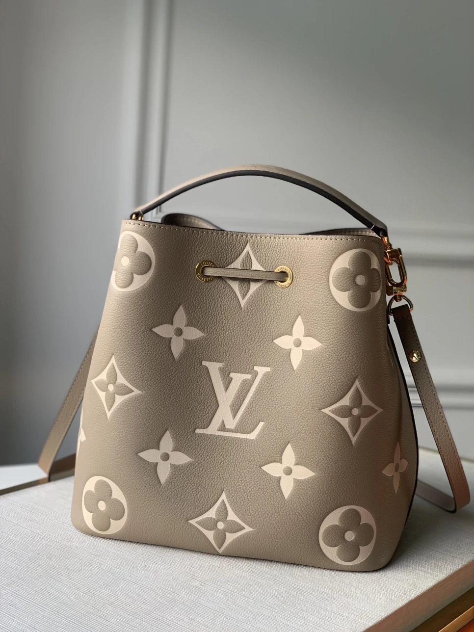 louis-vuitton-lv-neonoe-mm-bucket-bag thumbnail 3